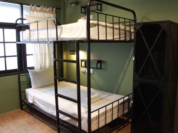 Niras Bankoc Hostel : photo 6 de la chambre lit dans dortoir mixte de 6 lits - salle de bains commune