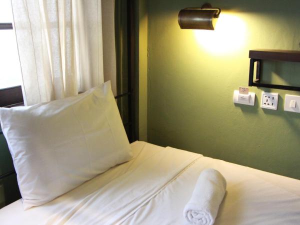 Niras Bankoc Hostel : photo 5 de la chambre lit dans dortoir mixte de 6 lits - salle de bains commune