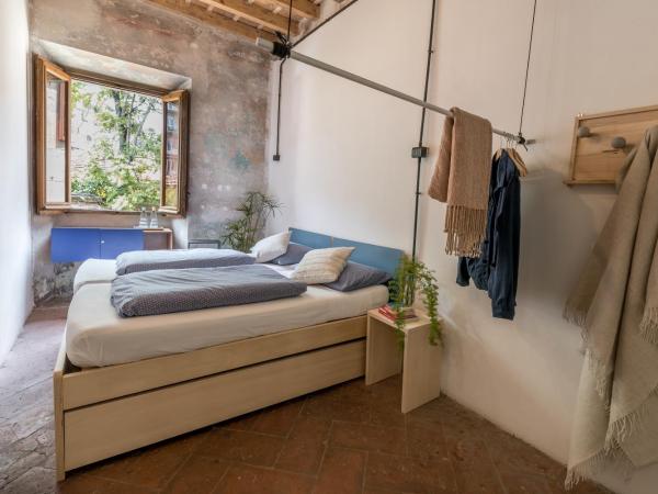 Un posto a Milano - guesthouse all'interno di una cascina del 700 : photo 4 de la chambre chambre triple avec salle de bains privative