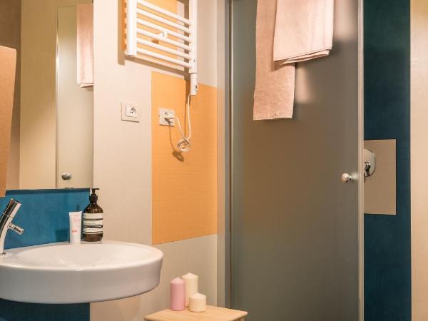 Un posto a Milano - guesthouse all'interno di una cascina del 700 : photo 4 de la chambre chambre quadruple avec salle de bains privative séparée