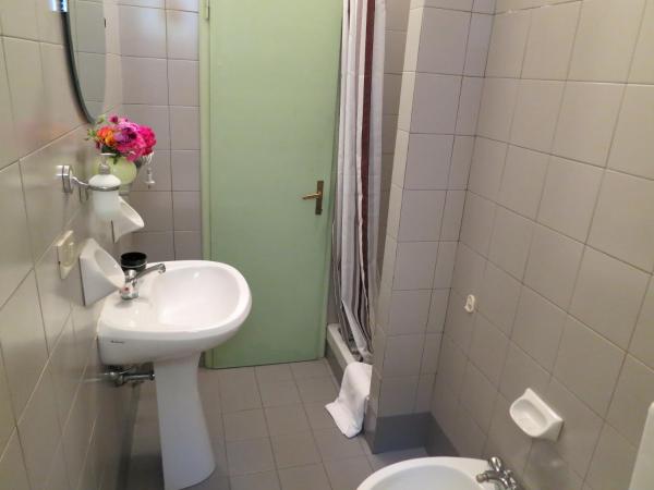 Casa Della Zia, Bologna by Short Holidays : photo 4 de la chambre chambre double ou lits jumeaux avec salle de bains commune