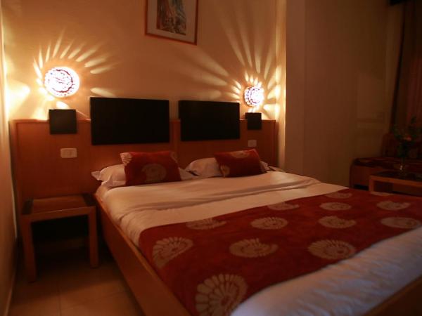 Hotel Les Palmiers : photo 5 de la chambre chambre lits jumeaux standard