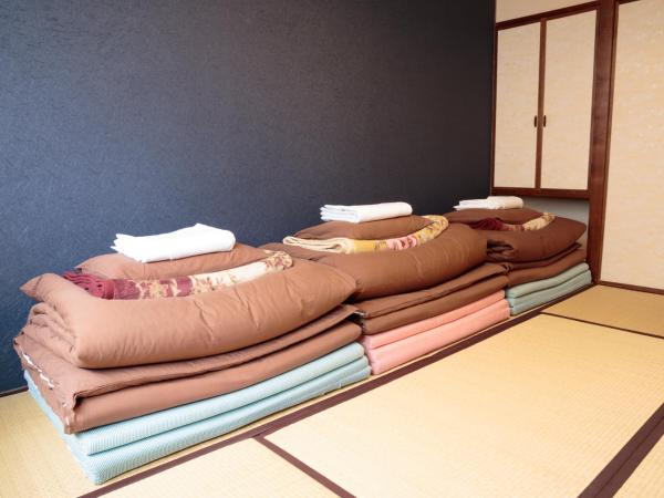 J-Hoppers Hiroshima Guesthouse : photo 4 de la chambre chambre de style japonais avec salle de bains commune