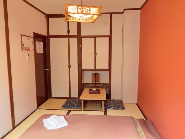 J-Hoppers Hiroshima Guesthouse : photo 4 de la chambre chambre double de style japonais avec salle de bains commune