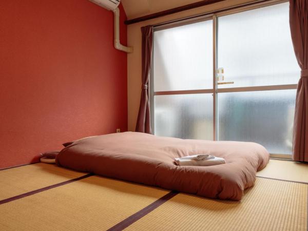 J-Hoppers Hiroshima Guesthouse : photo 5 de la chambre chambre double de style japonais avec salle de bains commune