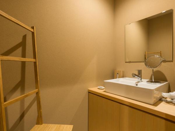 Kyoto Nanzenji Ryokan Yachiyo : photo 7 de la chambre suite junior avec vue sur jardin et bain en plein air