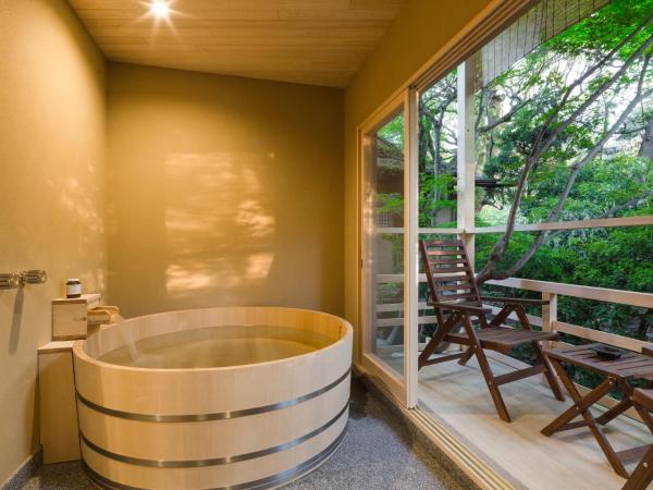 Kyoto Nanzenji Ryokan Yachiyo : photo 10 de la chambre suite junior avec vue sur jardin et bain en plein air