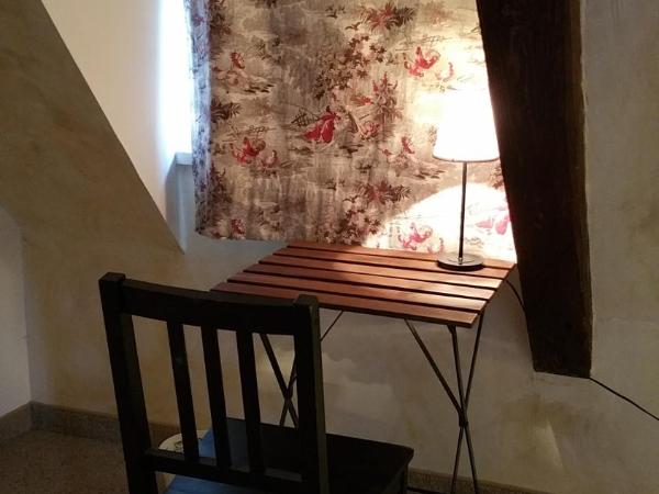 Chambres touristiques La Cour Des Hôtes : photo 1 de la chambre chambre double