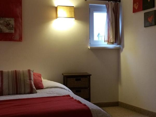 Chambres touristiques La Cour Des Hôtes : photo 2 de la chambre chambre double