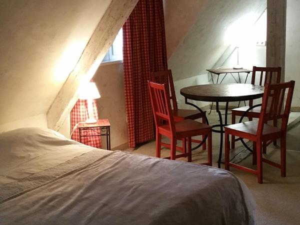 Chambres touristiques La Cour Des Hôtes : photo 1 de la chambre chambre triple basique