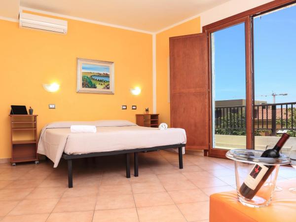 Hotel Villa Piras : photo 6 de la chambre chambre triple classique - vue partielle sur mer