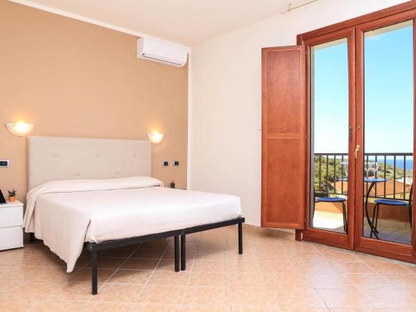 Hotel Villa Piras : photo 5 de la chambre chambre double ou lits jumeaux supérieure - vue sur mer