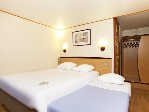 Campanile Colmar - Parc des Expositions : photo 1 de la chambre chambre double avec 1 lit double et 1 lit junior