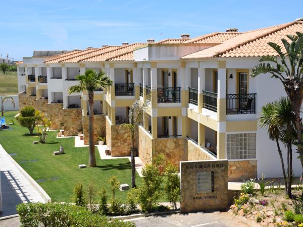 Apartamentos Turisticos Novochoro : photo 4 de la chambre appartement - vue sur jardin