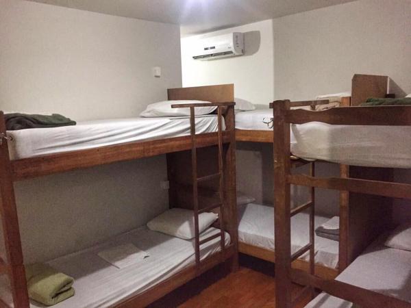 Da Orla Pampulha Hostel : photo 1 de la chambre chambre familiale avec salle de bains privative