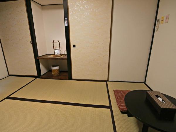 J-Hoppers Hiroshima Guesthouse : photo 7 de la chambre chambre lits jumeaux de style japonais avec salle de bains commune