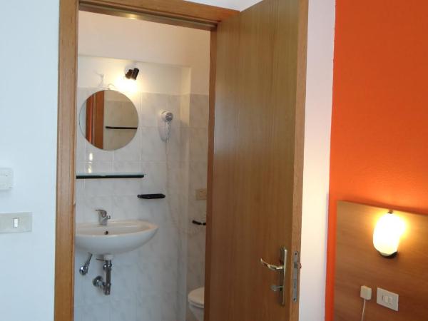 Hotel Amendola Fiera : photo 5 de la chambre chambre lits jumeaux