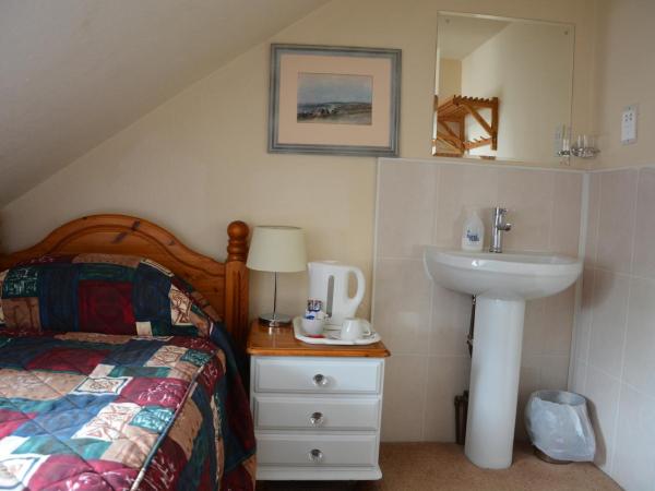 The Royal Crown Guest House : photo 4 de la chambre chambre simple Économique avec salle de bains commune