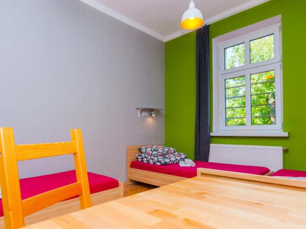 Atlantis Hostel : photo 4 de la chambre chambre triple avec salle de bains commune