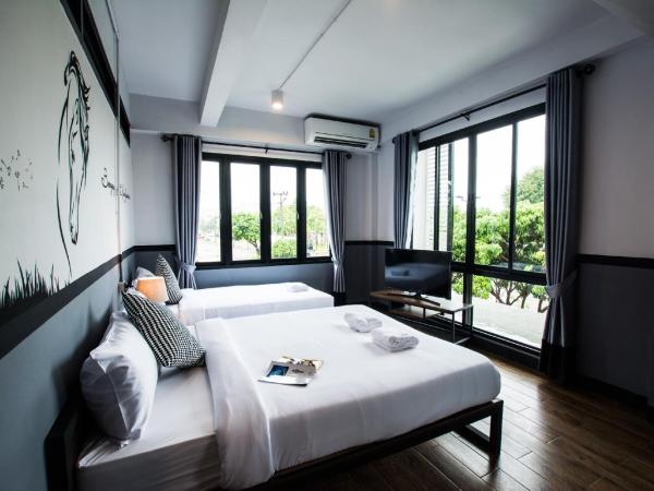 BY Hotel Kanchanaburi : photo 6 de la chambre chambre triple deluxe
