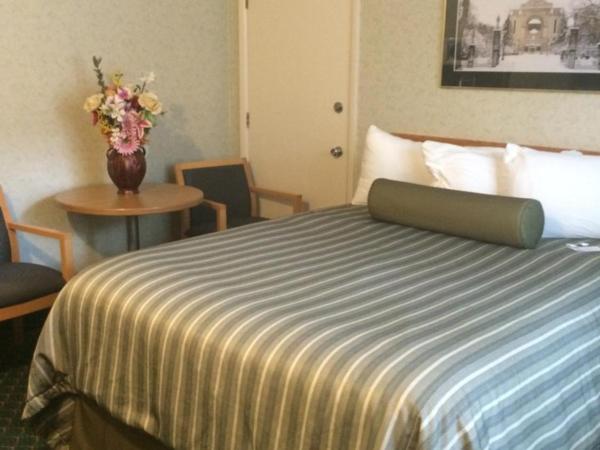 Travelodge by Wyndham Winnipeg East : photo 4 de la chambre chambre lit king-size pour personnes à mobilité réduite - non-fumeurs