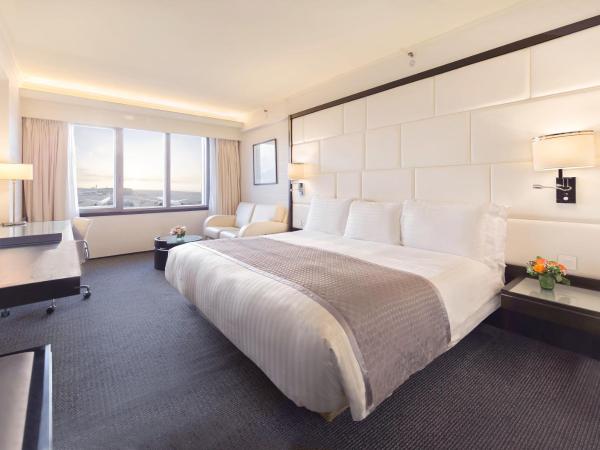 Regal Airport Hotel : photo 4 de la chambre chambre de luxe lit king-size ou lits jumeaux prime