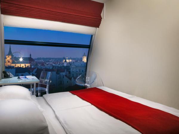 Design Metropol Hotel Prague : photo 2 de la chambre chambre double ou lits jumeaux supérieure avec vue sur ville
