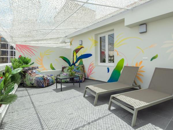 Colors Urban Hotel Thessaloniki : photo 10 de la chambre chambre double deluxe avec terrasse privée et jacuzzi