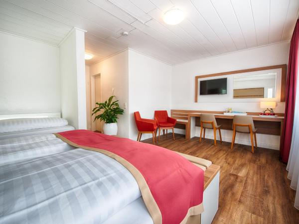 Hotel Senator : photo 8 de la chambre chambre triple