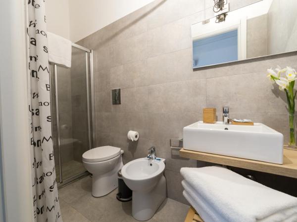 Suite Inn Catania : photo 7 de la chambre chambre familiale supérieure avec balcon