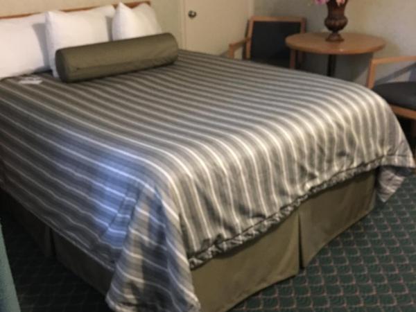 Travelodge by Wyndham Winnipeg East : photo 1 de la chambre chambre lit queen-size - non-fumeurs