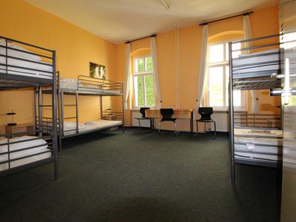 Happy Go Lucky Hotel + Hostel : photo 1 de la chambre lit simple dans dortoir à 6 lits