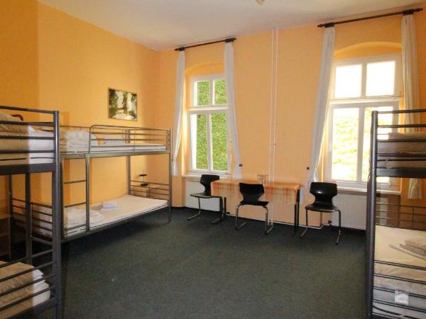 Happy Go Lucky Hotel + Hostel : photo 1 de la chambre six chambres avec salle de bains commune