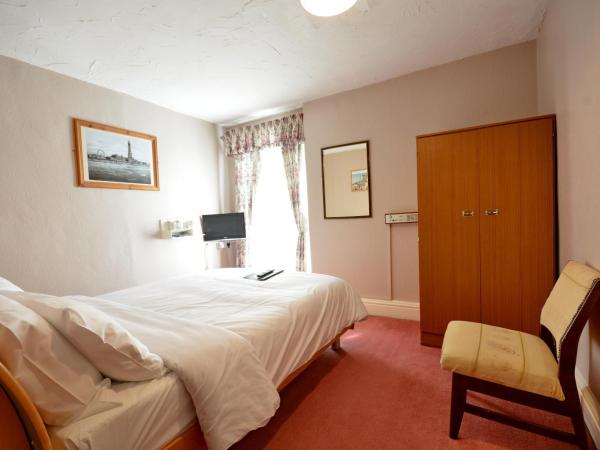 Royal Oakwell Hotel : photo 3 de la chambre chambre lit king-size avec salle de bains privative
