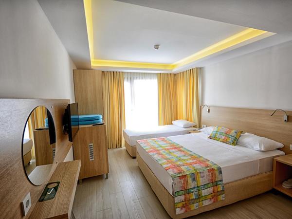 City Hotel Marmaris : photo 6 de la chambre suite triple avec terrasse 