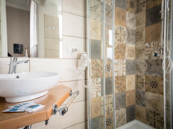 B&B Abbacò : photo 3 de la chambre chambre double avec salle de bains privative extérieure