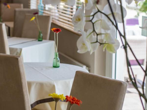 Hôtel Méditerranée : photo 1 de la chambre chambre lits jumeaux - vue latérale sur mer - premier Étage