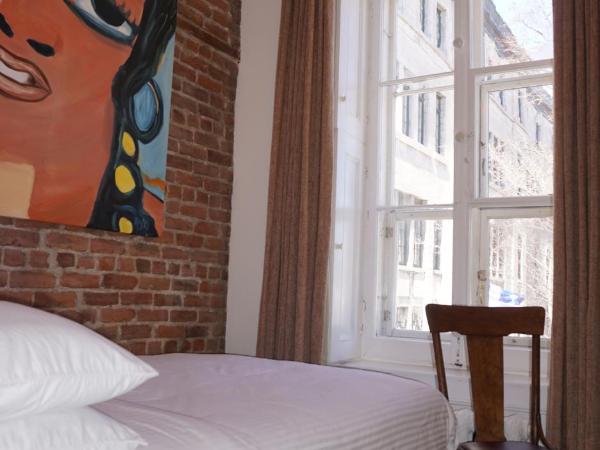 Hôtel Marie-Rollet : photo 2 de la chambre petite chambre Économique avec salle de bains privative dans le couloir (1 personne)