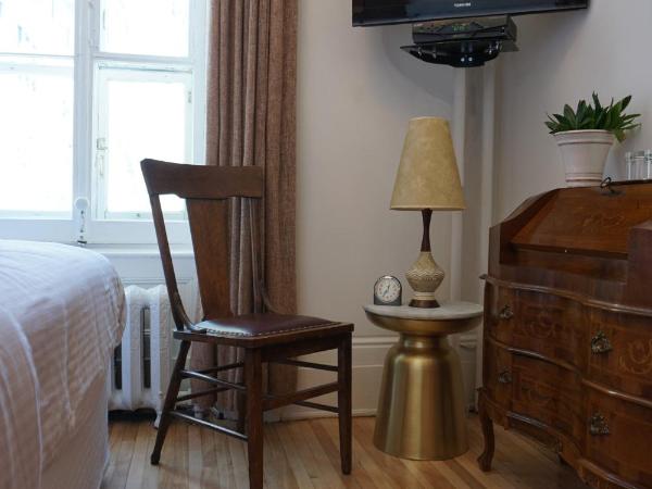 Hôtel Marie-Rollet : photo 4 de la chambre petite chambre Économique avec salle de bains privative dans le couloir (1 personne)