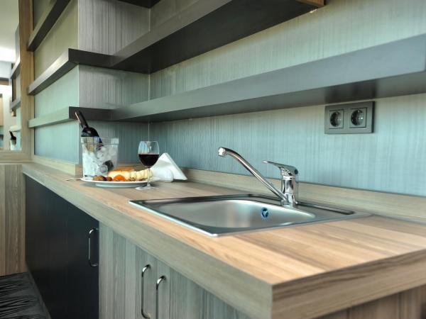 Akoni Hotel : photo 5 de la chambre chambre familiale