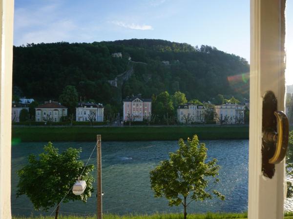 Sarah's Altstadt Oase Salzburg : photo 7 de la chambre grande chambre double avec salle de bains séparée - vue sur rivière