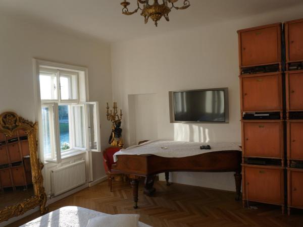 Sarah's Altstadt Oase Salzburg : photo 5 de la chambre grande chambre double avec salle de bains séparée - vue sur rivière