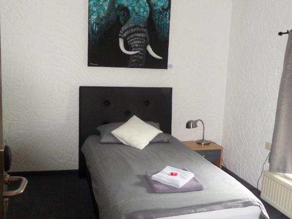 Haus Gerry : photo 1 de la chambre chambre simple avec salle de bains