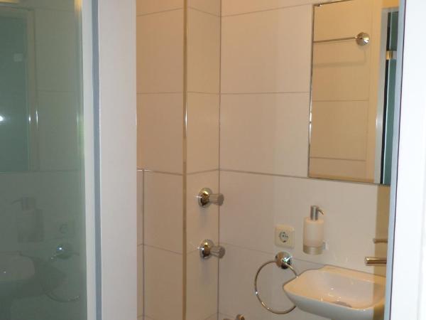 Haus Gerry : photo 2 de la chambre chambre simple avec salle de bains