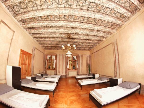 Hostel HOMEr - Old Town Square : photo 1 de la chambre lit simple dans dortoir mixte de 7 lits