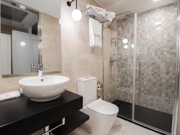 Petit Palace Puerta del Sol : photo 10 de la chambre chambre de luxe avec terrasse (4 adultes)