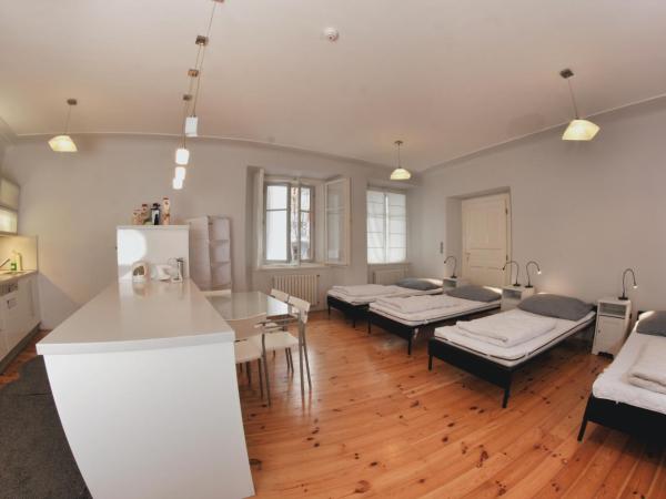 Hostel HOMEr - Old Town Square : photo 4 de la chambre lit simple dans dortoir pour femmes de 4 lits