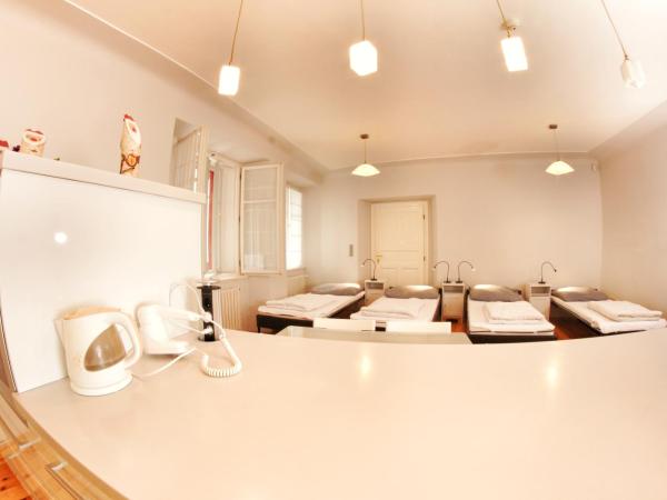 Hostel HOMEr - Old Town Square : photo 3 de la chambre lit simple dans dortoir pour femmes de 4 lits