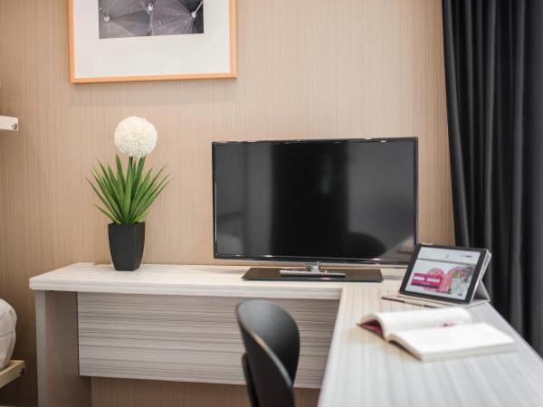 Petit Palace Puerta del Sol : photo 3 de la chambre chambre de luxe avec terrasse (4 adultes)