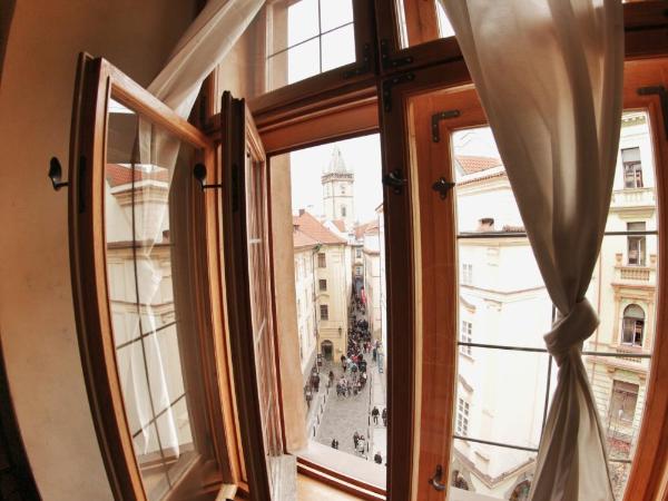 Hostel HOMEr - Old Town Square : photo 2 de la chambre chambre double avec salle de bains commune